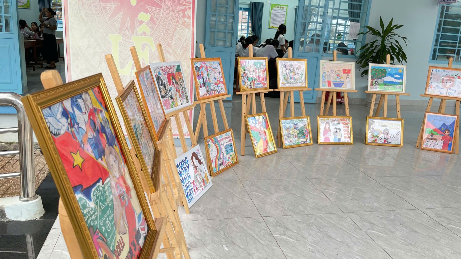 TRƯỜNG THCS NGÔ SỸ LIÊN TỔ CHỨC TRIỂN LÃM TRANH CHÀO MỪNG NGÀY NHÀ GIÁO VIỆT NAM